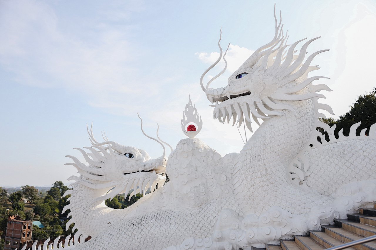 Deux statues de dragons qui se font face - Bouddha Géant - Wat Huay Pla Kang - Chiang Rai - Nord de la Thaïlande