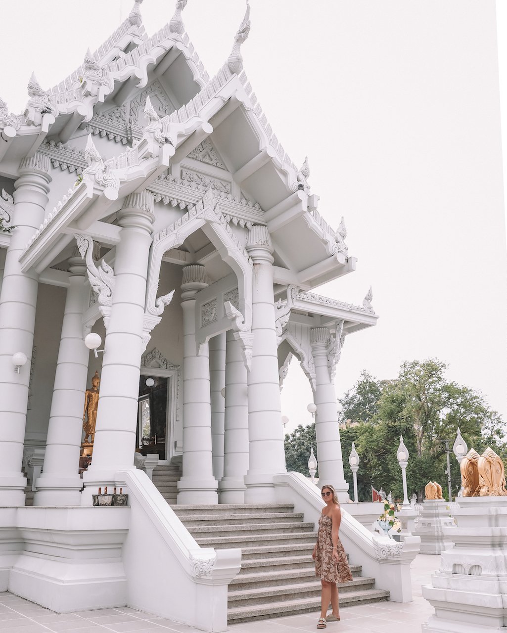 Poser devant l'entrée du temple - Temple de Krabi - Krabi - Thaïlande
