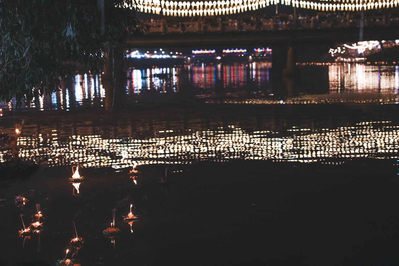 Reflets des lumières sur la rivière - Loy Krathong - Chiang Mai - Nord de la Thaïlande