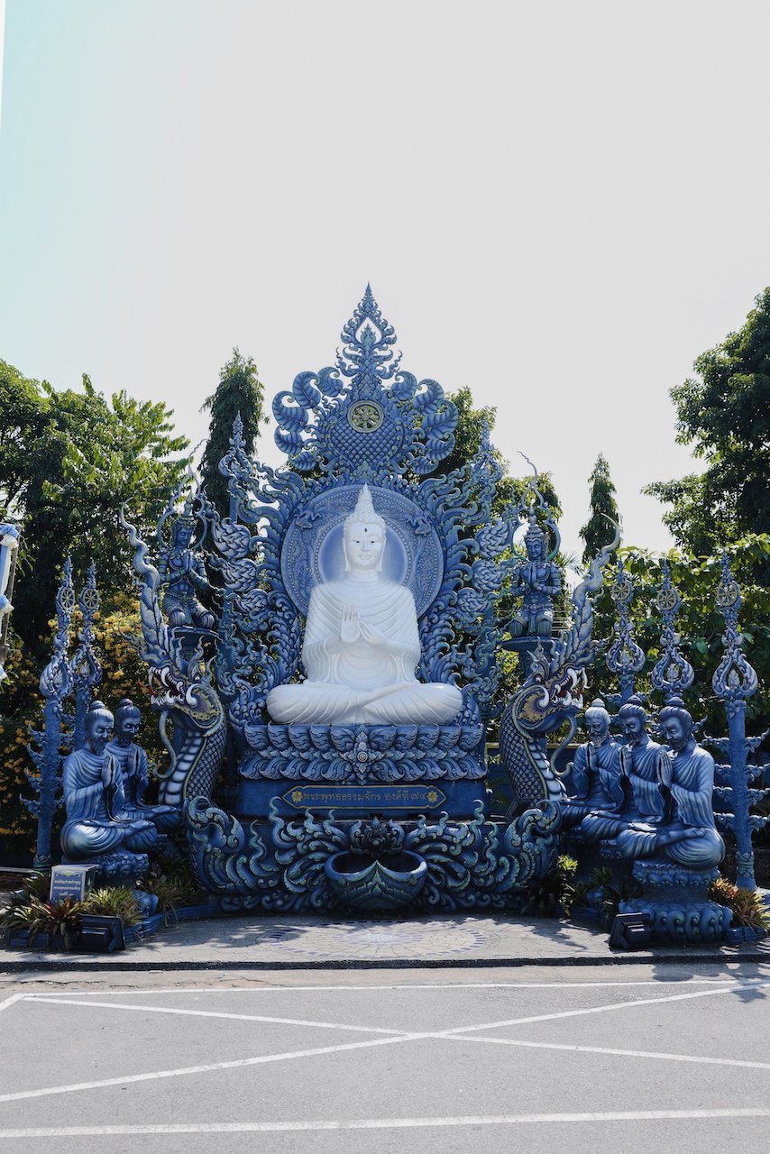 Plus petit Bouddha blanc à l'extérieur - Temple Bleu  - Wat Rong Suea Ten - Chiang Rai - Nord de la Thaïlande