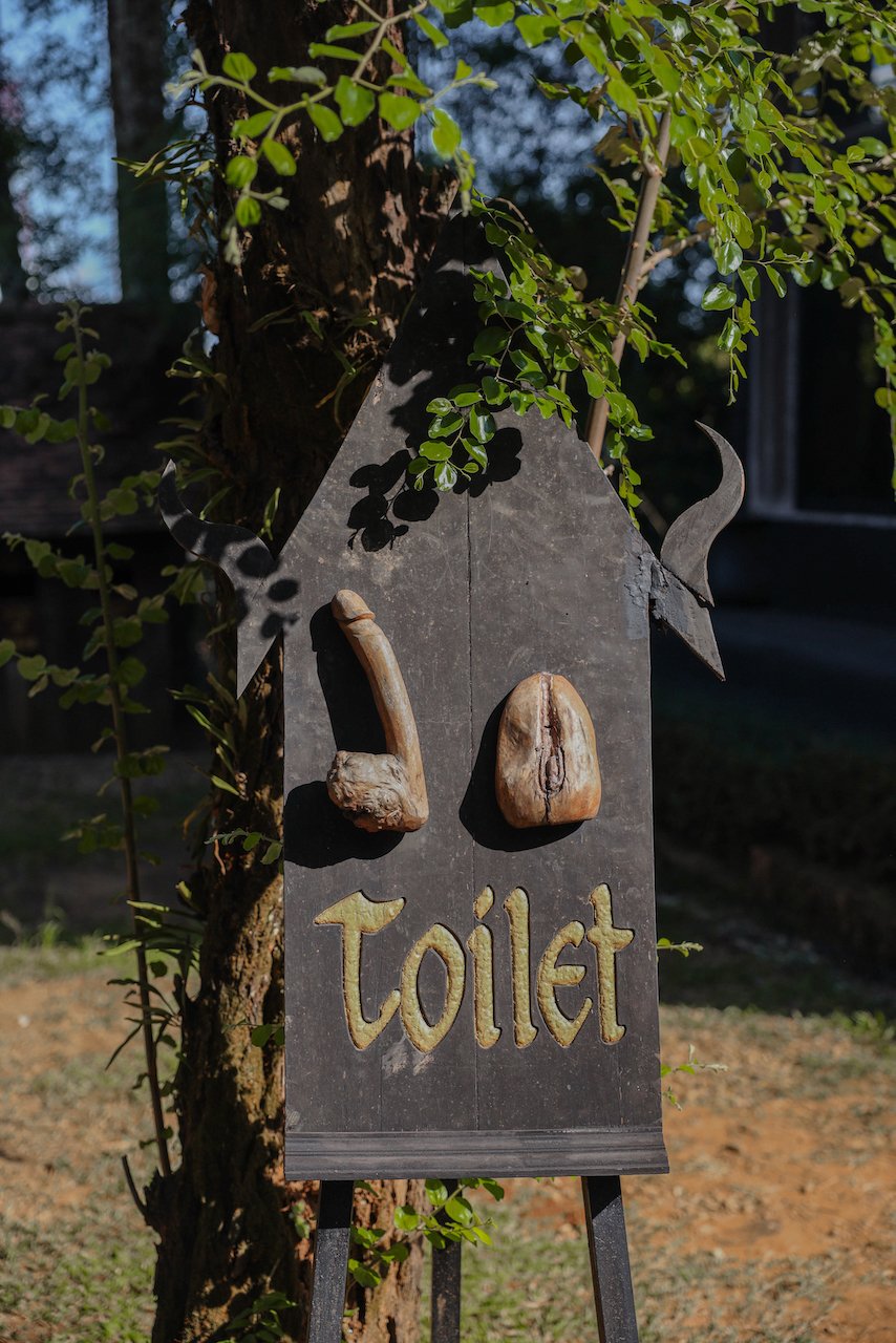 Panneau indiquant les toilettes - Maison Noire - Baan Dam Museum - Chiang Rai - Nord de la Thaïlande