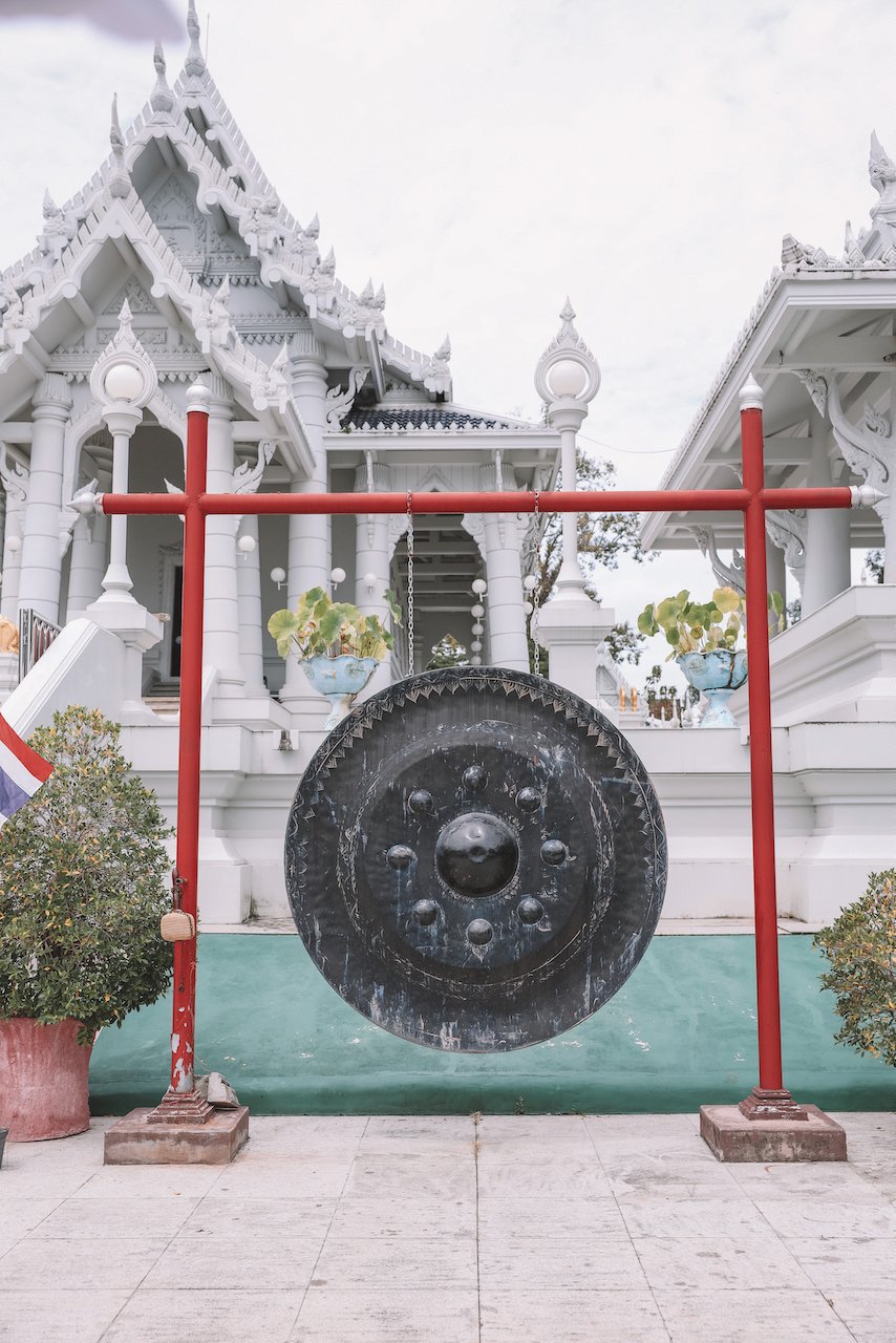 Gong devant le temple - Temple de Krabi - Krabi - Thaïlande