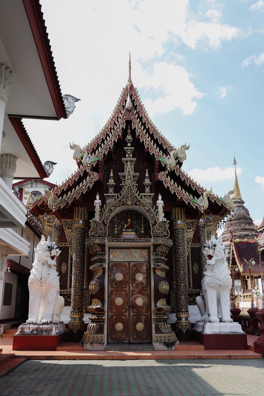 Entrée magnifique d'un temple de la ville - Chiang Mai - Nord de la Thaïlande