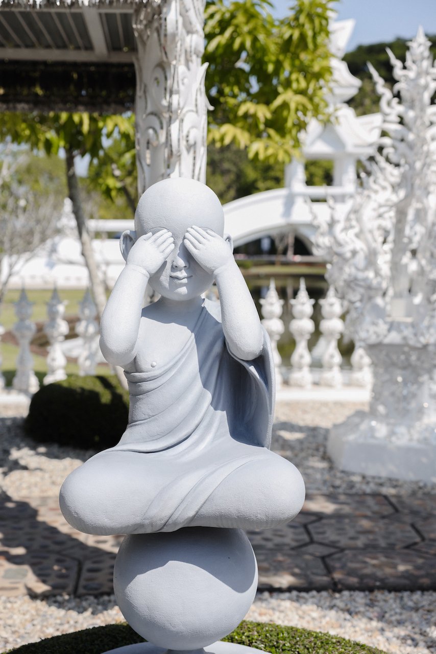 Bouddha qui joue à cache-cache - Temple Blanc - Wat Rong Khun - Chiang Rai - Nord de la Thaïlande