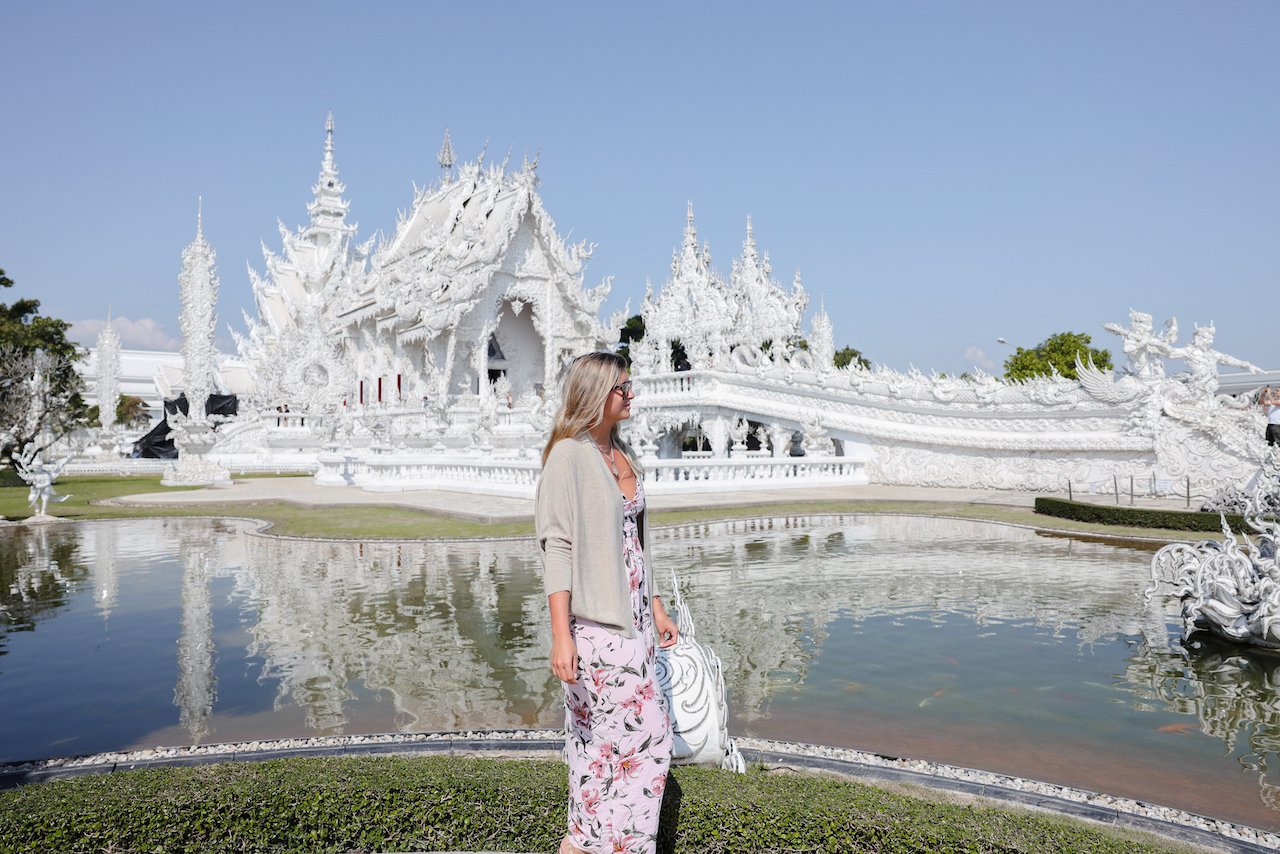 Femme debout devant le temple et le plan d'eau - Temple Blanc - Wat Rong Khun - Chiang Rai - Nord de la Thaïlande