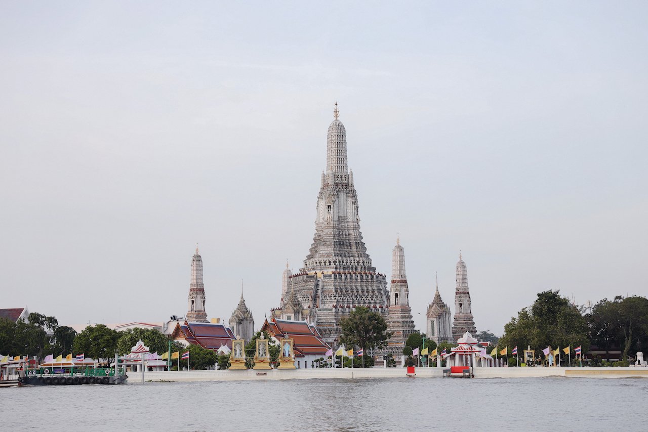 Temple de Wat Arun vue depuis l'autre côté de la rivière - Lever du soleil - Bangkok - Thaïlande