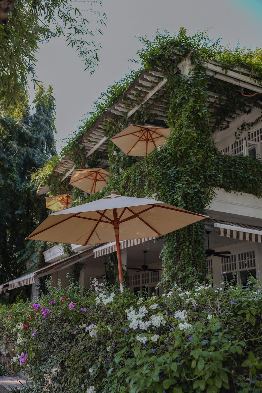 La terrasse extérieure et fleurie - Chivit Thamma Da Coffee House - Chiang Rai - Nord de la Thaïlande