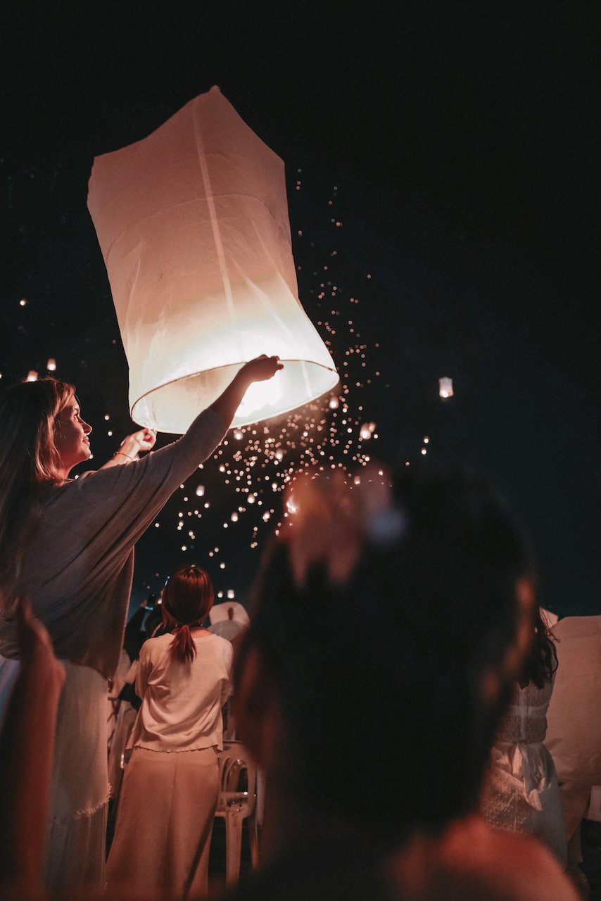 Lâcher de lanternes dans le ciel - Yi Peng 2022 - CAD Cultural Center - Chiang Mai - Nord de la Thaïlande