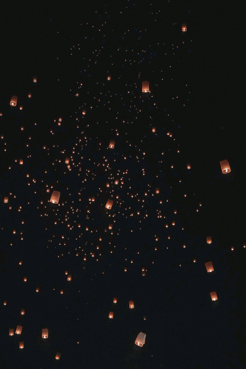 Des milliers de lanternes lumineuses dans le ciel - Yi Peng 2022 - CAD Cultural Center - Chiang Mai - Nord de la Thaïlande