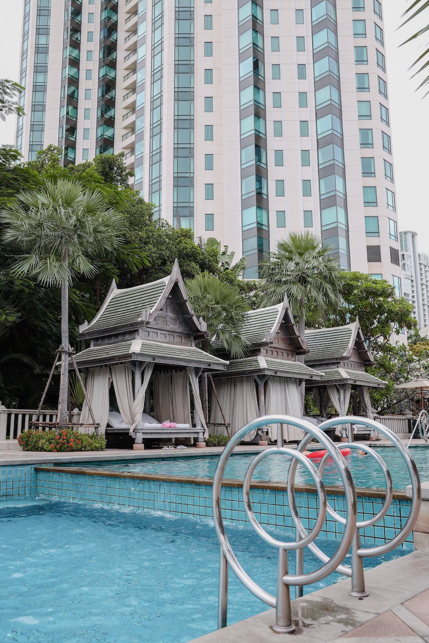Les cabanes privées de la piscine de l'hôtel - Peninsula - Bangkok - Thaïlande