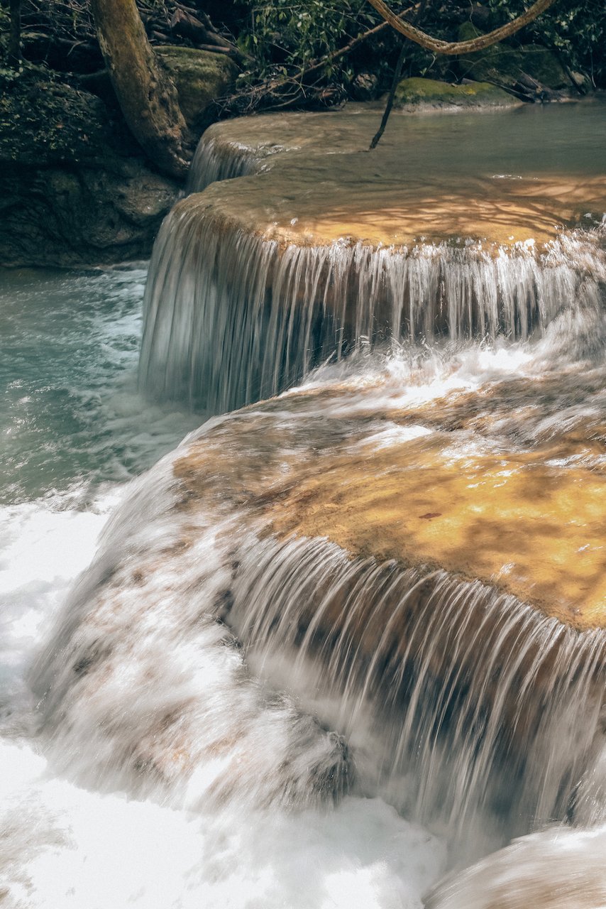 L'eau qui coule de la cascade au ralenti - Chutes d'Erawan - Province de Kanchanaburi - Thaïlande