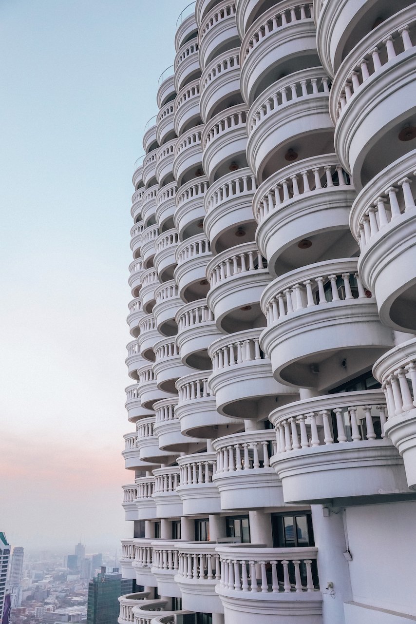 La facade avec tous les balcons et leur architecture - Hôtel Lebua Bangkok - Thaïlande