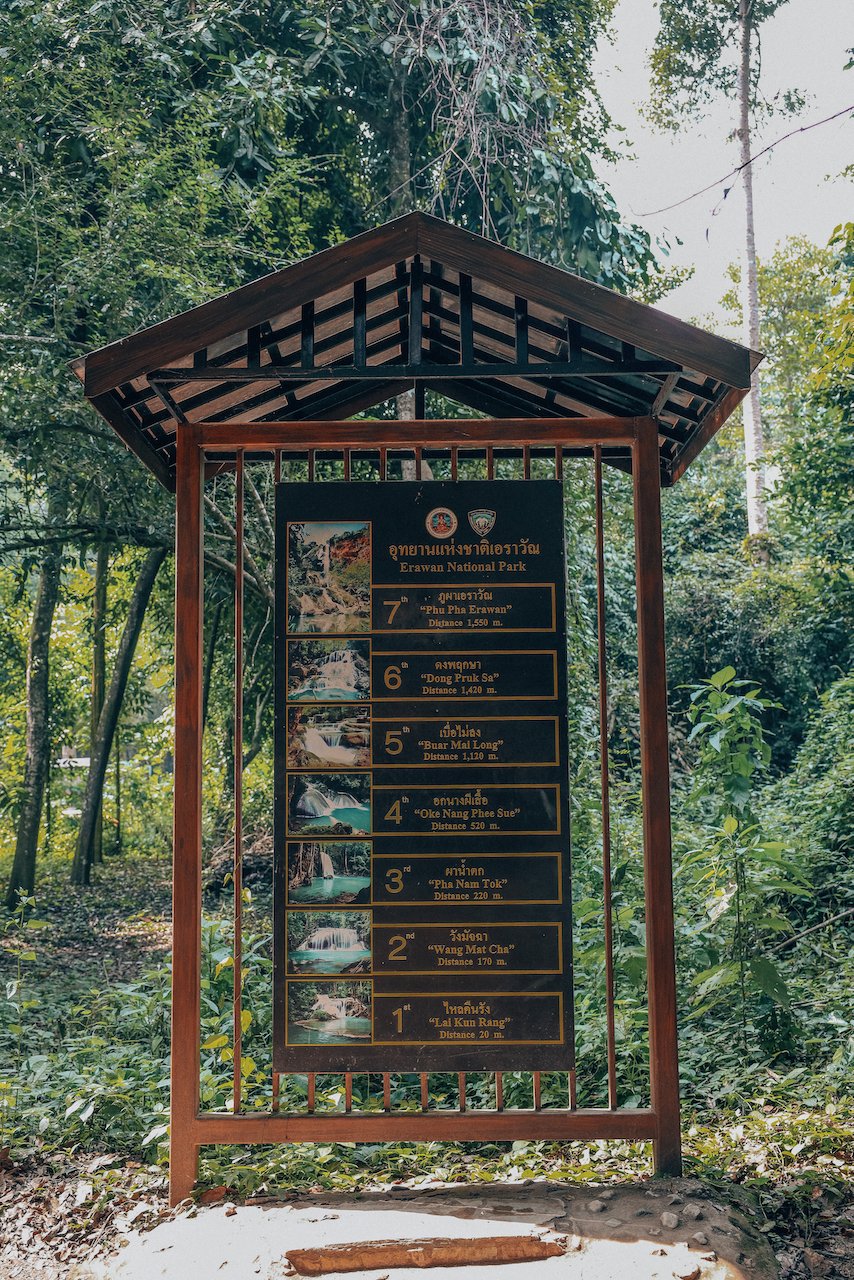 Panneau indiquant les sept niveaux - Chutes d'Erawan - Province de Kanchanaburi - Thaïlande