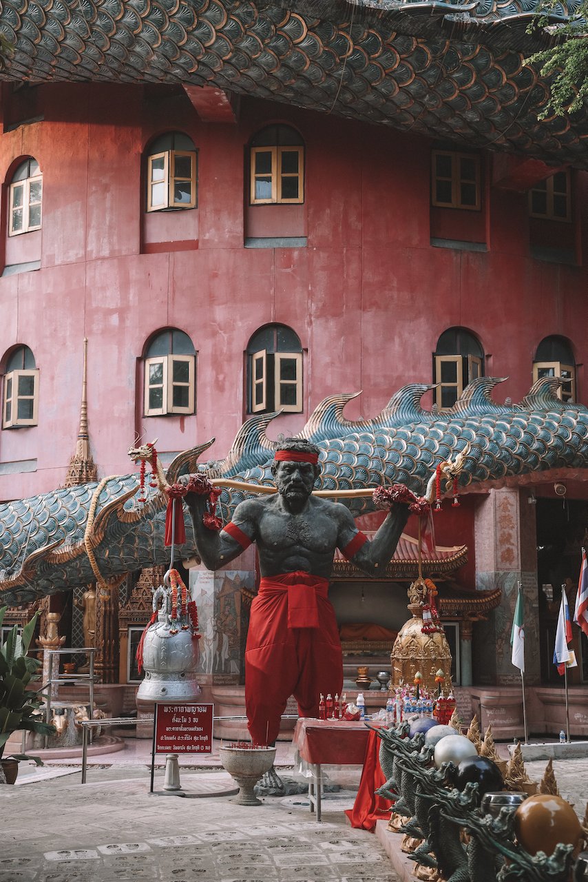 Statue d'un travailleur portant deux bassines - Temple du Dragon - Bangkok - Thaïlande