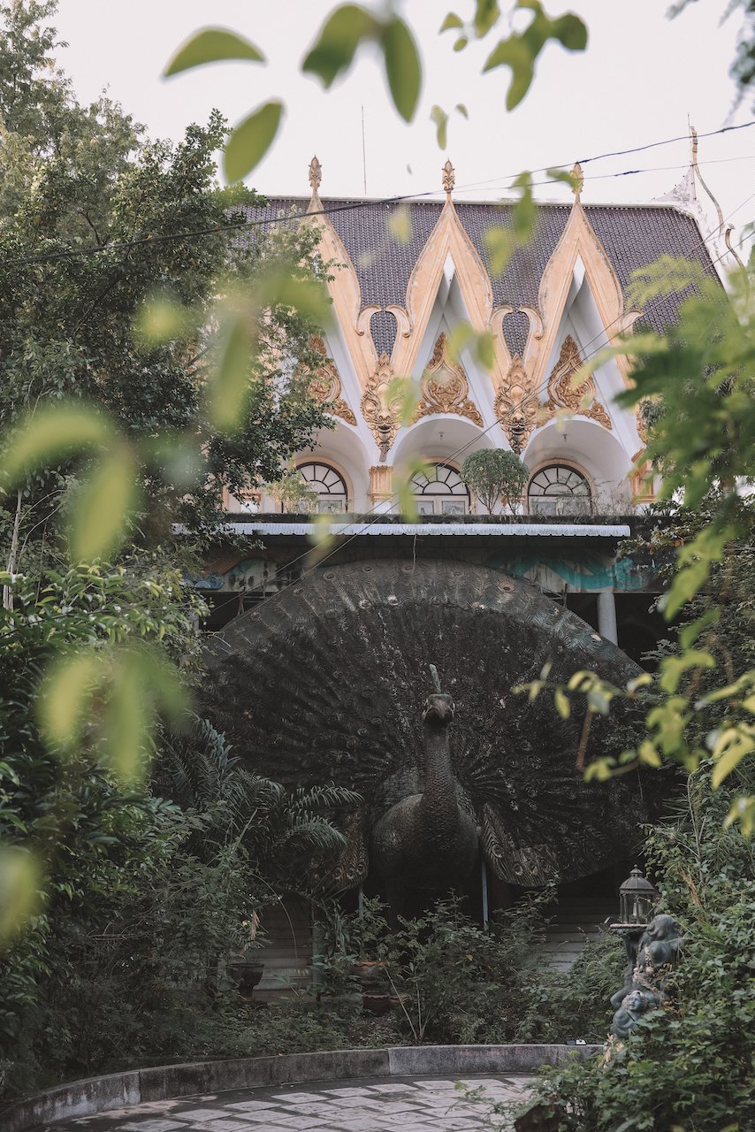 Statue géante de paon - Temple du Dragon - Bangkok - Thaïlande