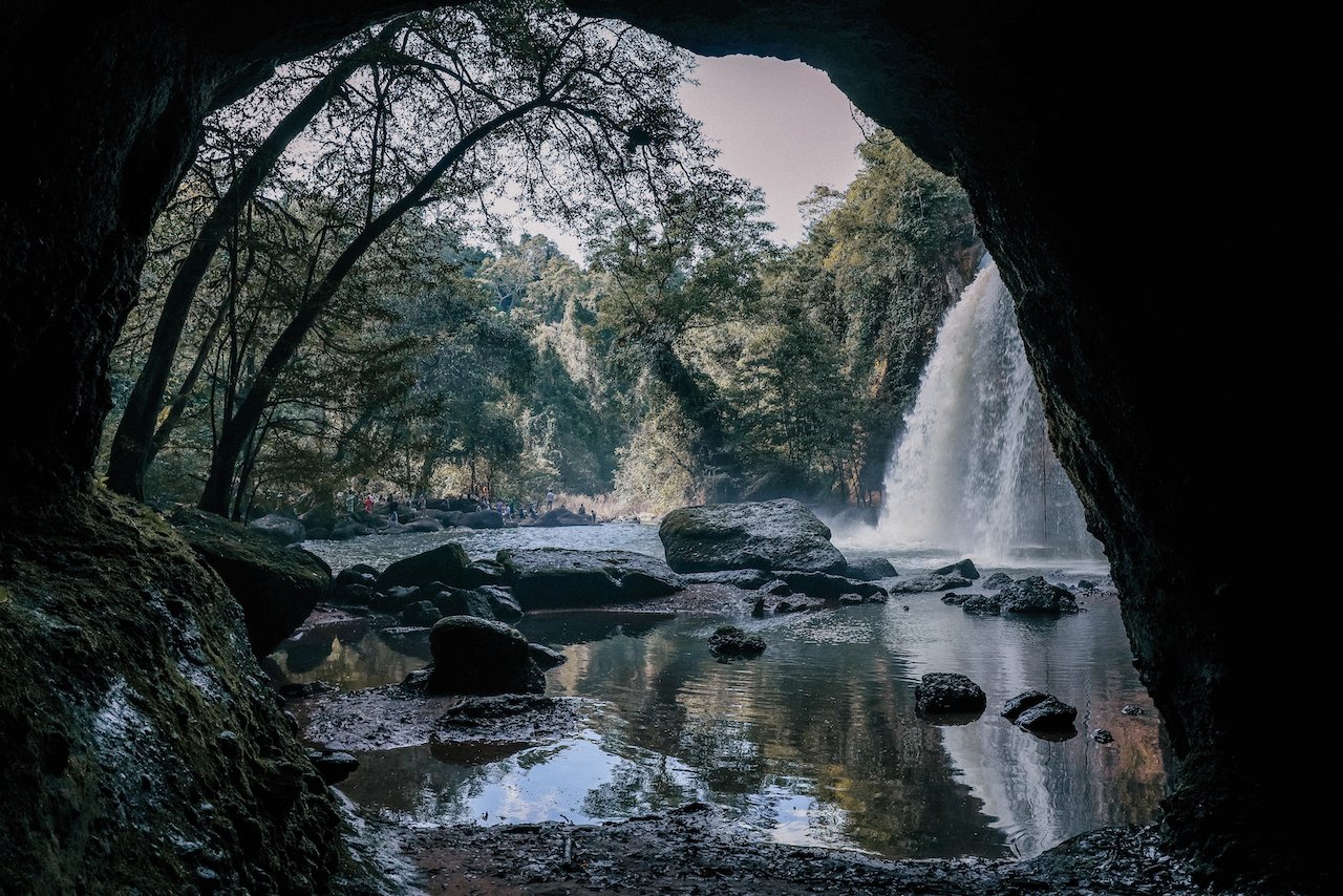 Cascade de Haew Su Wat vue depuis une grotte - Parc national de Khao Yai - Thaïlande