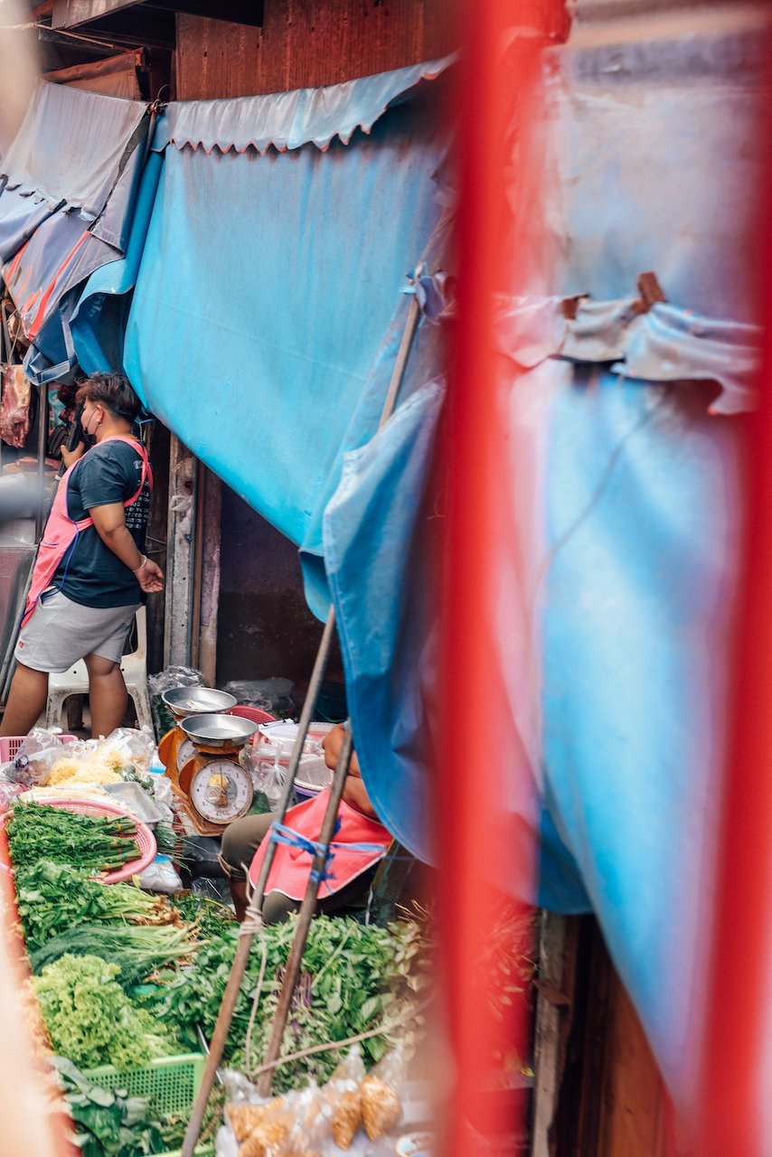 Les vendeurs qui rangent leurs étals - Marché du train de Mae Klong - Bangkok - Thaïlande