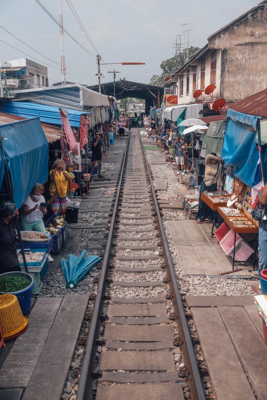 Au milieu du chemin de fer - Marché du train de Mae Klong - Bangkok - Thaïlande