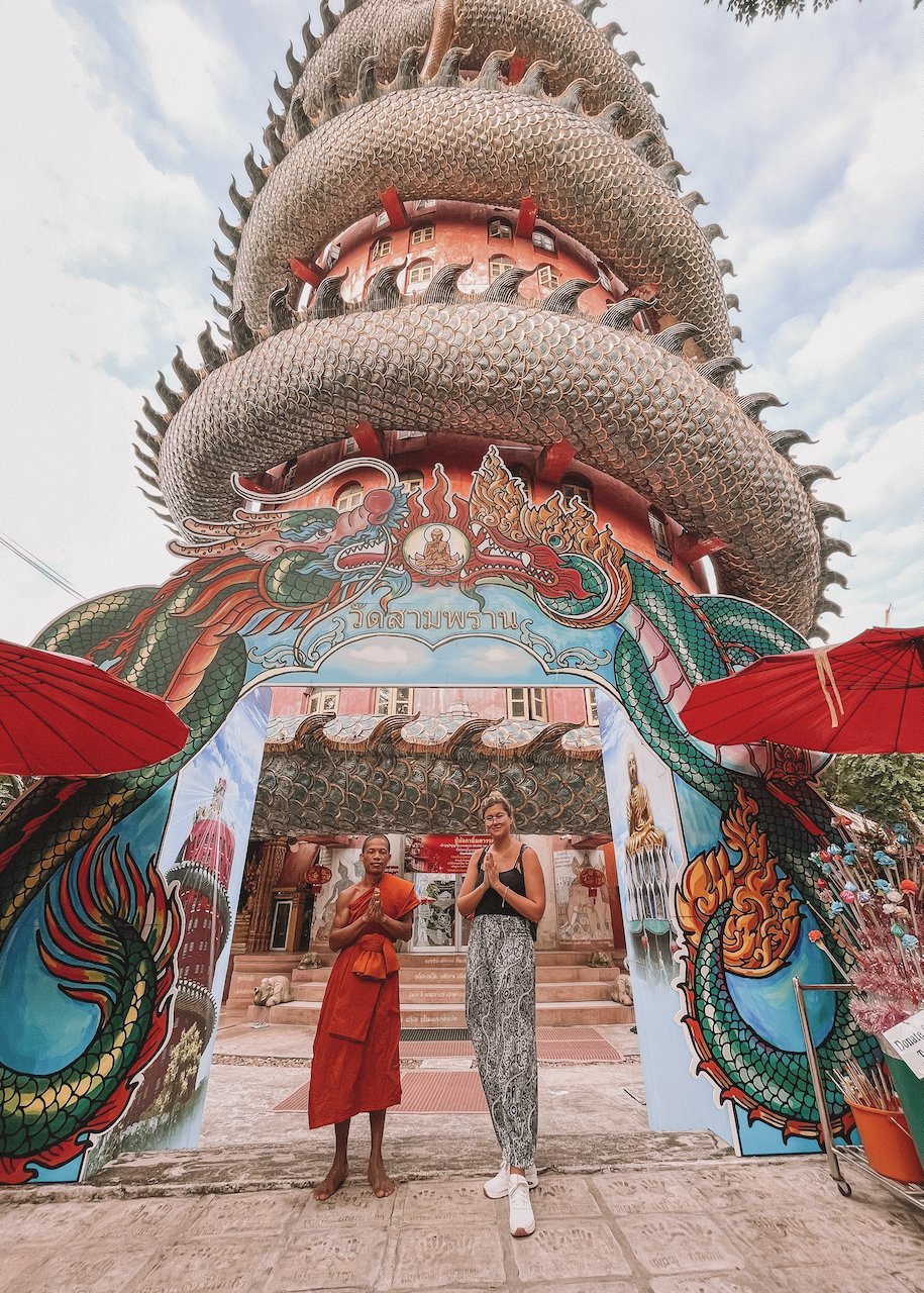 Prenant la pose avec un moine devant Wat Saphram - Temple du Dragon - Bangkok - Thaïlande