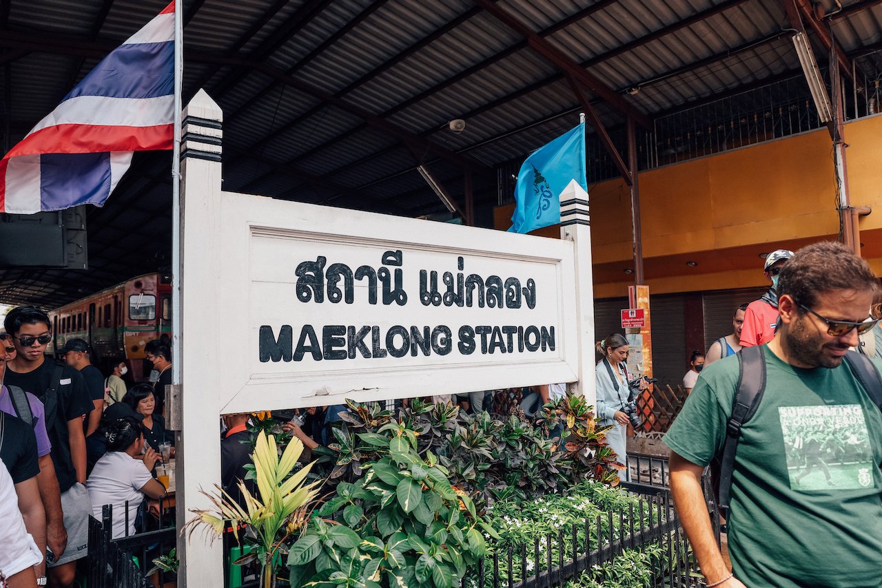 Le panneau de la gare - Marché du train de Mae Klong - Bangkok - Thaïlande