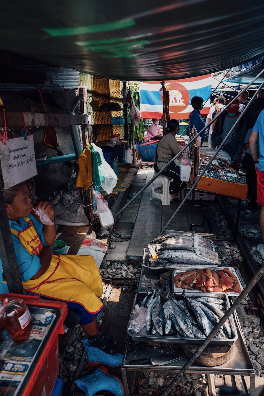 Une vieille dame préparant ses poissons - Marché du train de Mae Klong - Bangkok - Thaïlande