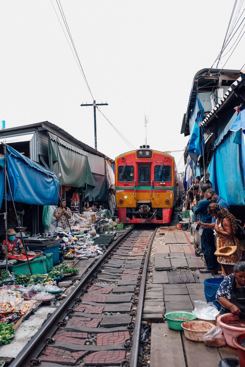 Le train arrive - Marché du train de Mae Klong - Bangkok - Thaïlande