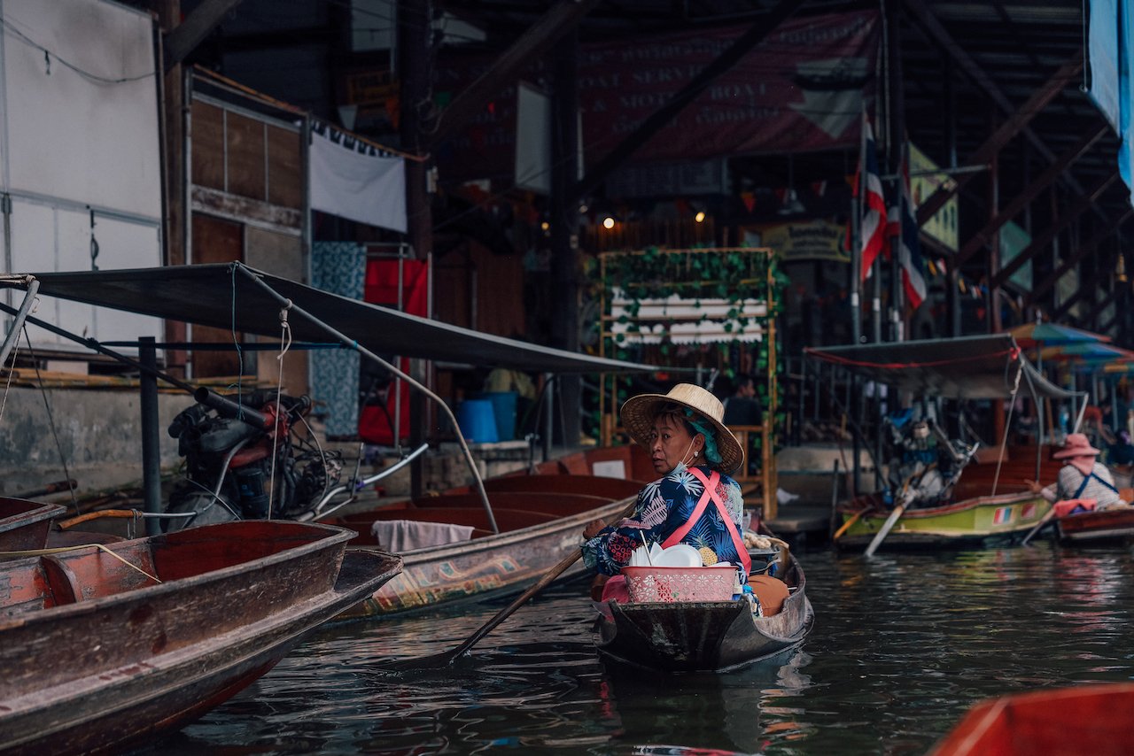 Une dame nous regardant sur notre bateau - Marché flottant de Damnoen Saduak - Bangkok - Thaïlande