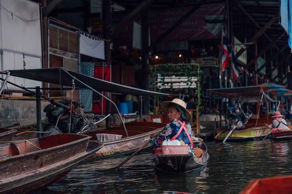 A lady looking back at us - Damnoen Saduak Floating Market - Bangkok - Thailand
