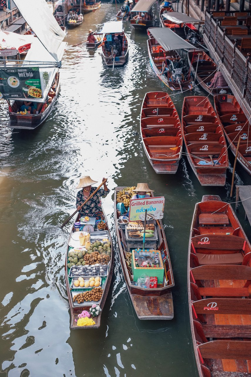 Two ladies talking to each other - Damnoen Saduak Floating Market - Bangkok - Thailand