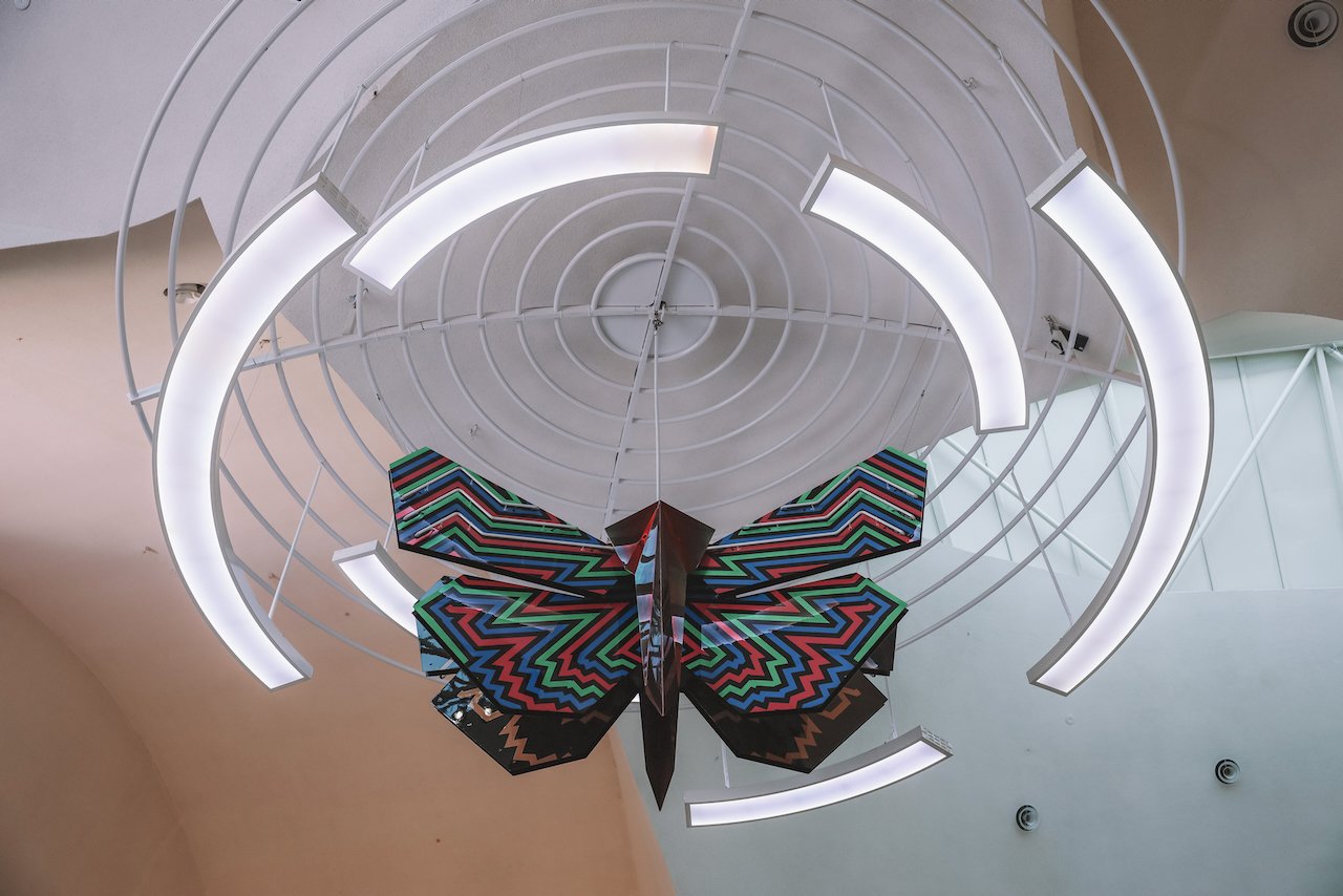 Un papillon en verre suspendu au plafond - Musée national de l'Australie - Canberra - Territoire de la capitale australienne (ACT) - Australie