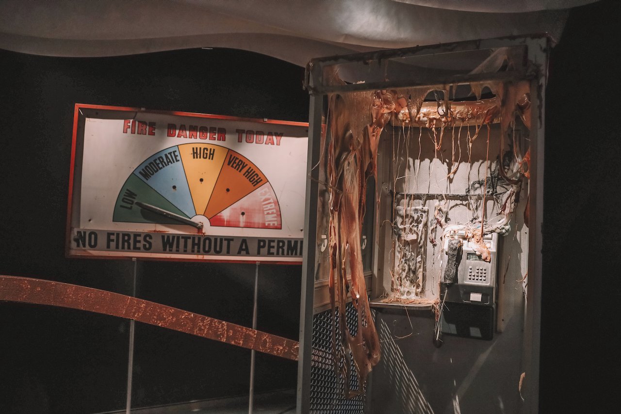 Une cabine téléphonique brûlée suite aux feux de 2019 - Musée national de l'Australie - Canberra - Territoire de la capitale australienne (ACT) - Australie