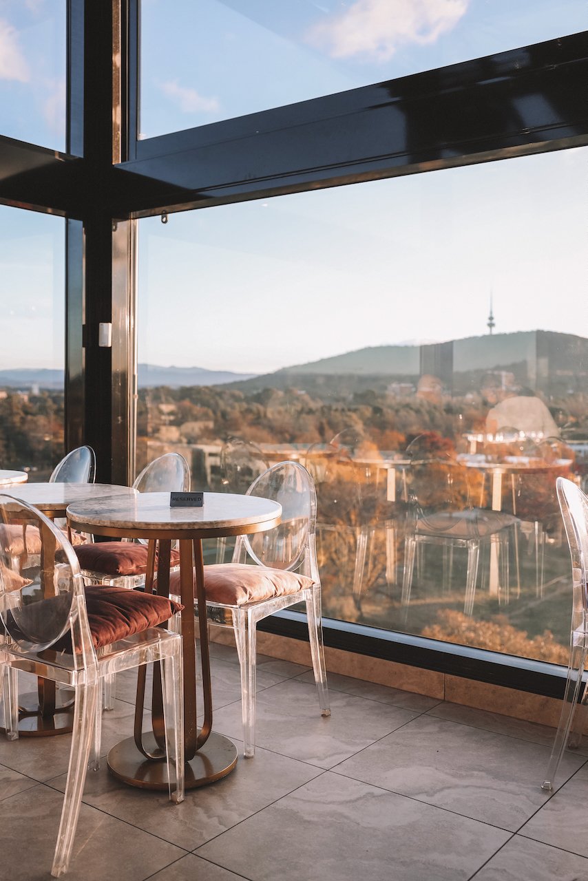 Vue des tables du restaurant et de la tour Telstra en arrière-plan - Bar en rooftop The Howling Moon - Canberra - Territoire de la capitale australienne (ACT) - Australie