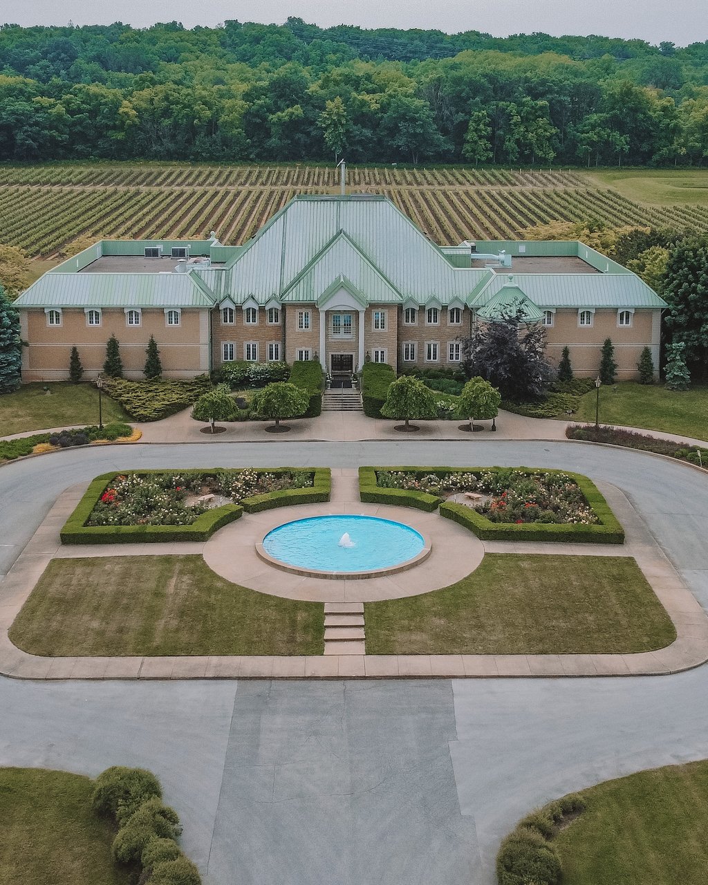 The entrance and fountain at Château des Charmes - Niagara-On-The-Lake - Ontario - Canada