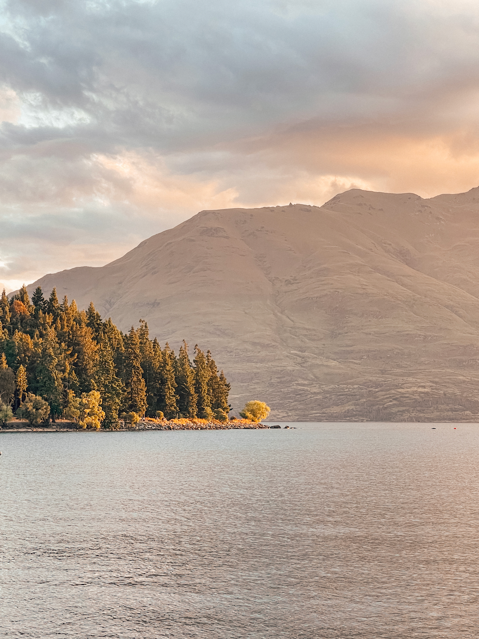 Le lac Wakatipu les montagnes des Remarkables en arrière-plan - Queenstown - Nouvelle-Zélande