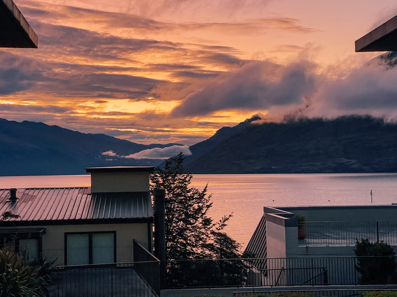 Le coucher de soleil vu depuis notre Airbnb - Queenstown - Nouvelle-Zélande