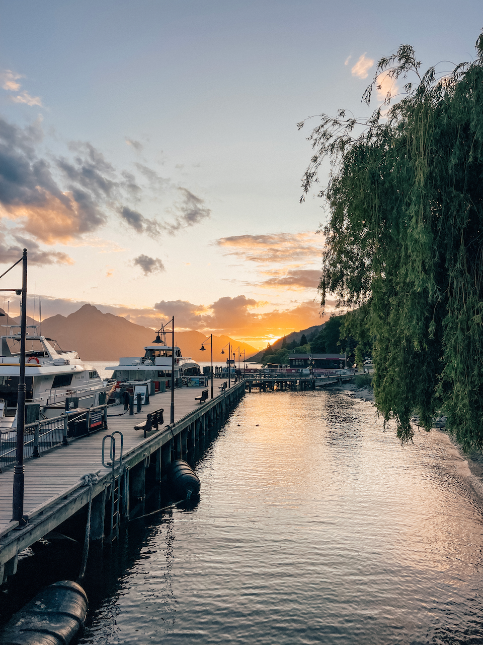 Les bateaux amarrés à quai au coucher du soleil - Queenstown - Nouvelle-Zélande