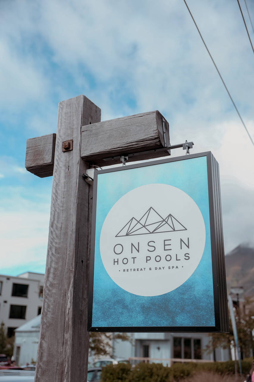 Panneau à l'entrée des Onsen Hot Pools - Queenstown - Nouvelle-Zélande