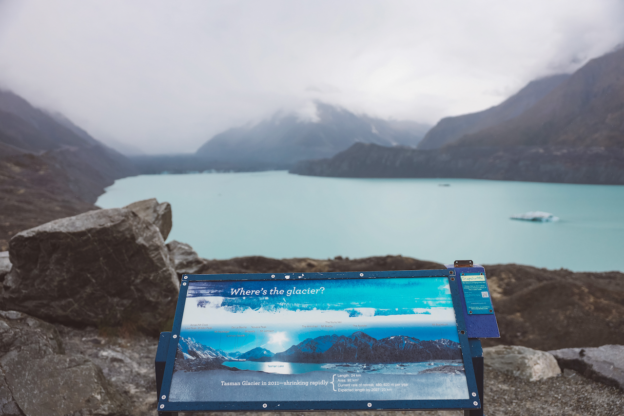 Panneau devant le lac - Glacier Tasman - Parc national du Mont Cook (Aoraki) - Nouvelle-Zélande