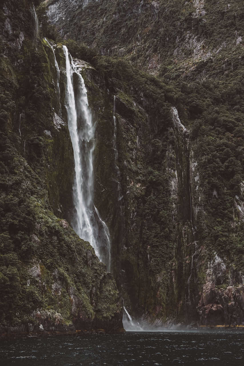 Magnifique chute d'eau dans le fjord - Milford Sound - Nouvelle-Zélande