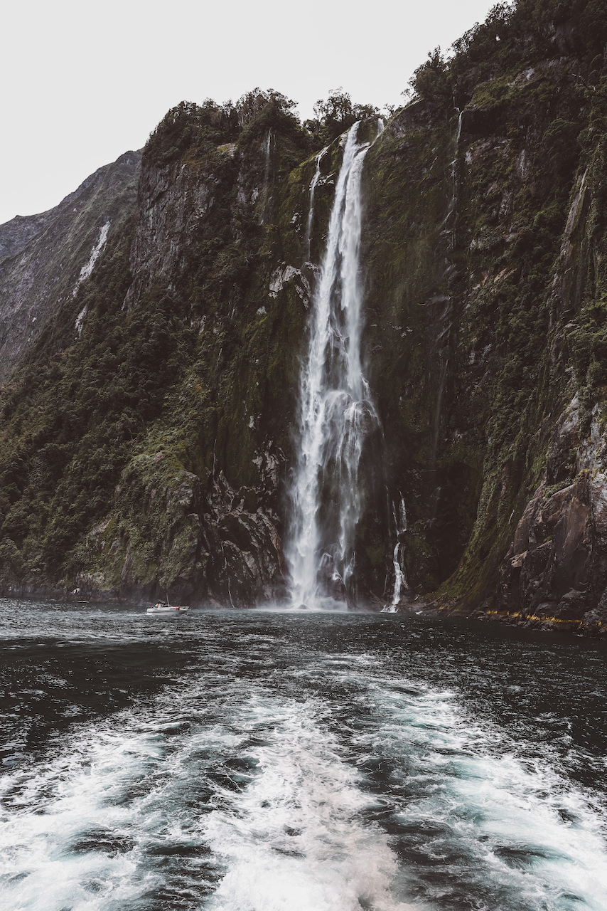 Une cascade vue depuis l'arrière du bateau - Milford Sound - Nouvelle-Zélande