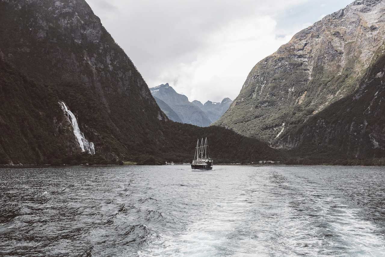 Bateau pirate vu de loin - Milford Sound - Nouvelle-Zélande