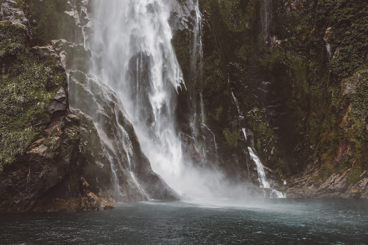 Gros plan sur la puissance d'une cascade - Milford Sound - Nouvelle-Zélande