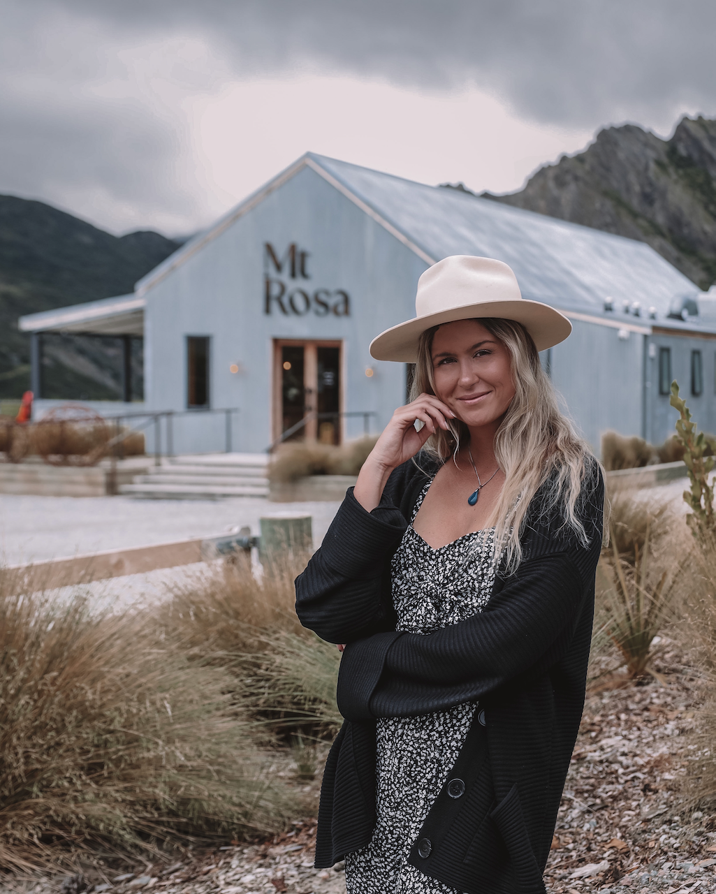 Femme posant devant l'entrée de Mt Rosa Wines - Gibbston - Nouvelle-Zélande