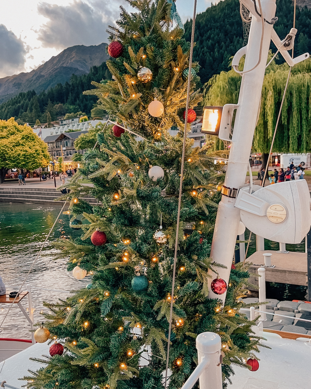 Sapin de Noël décoré chez Perky's - Queenstown - Nouvelle-Zélande