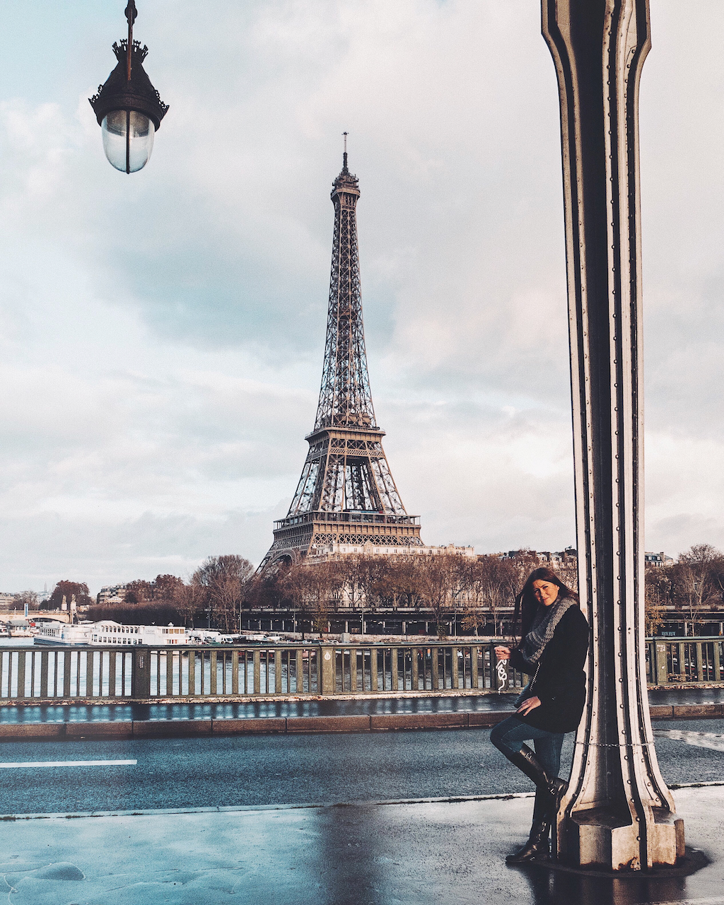 Vue sur la Tour Eiffel depuis le pont de Bir Hakeim - Paris - France