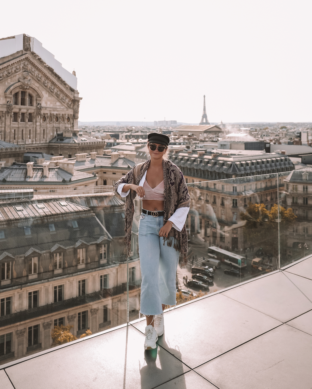 Jeune femme qui pose sur le toit des galeries Lafayette - Paris - France