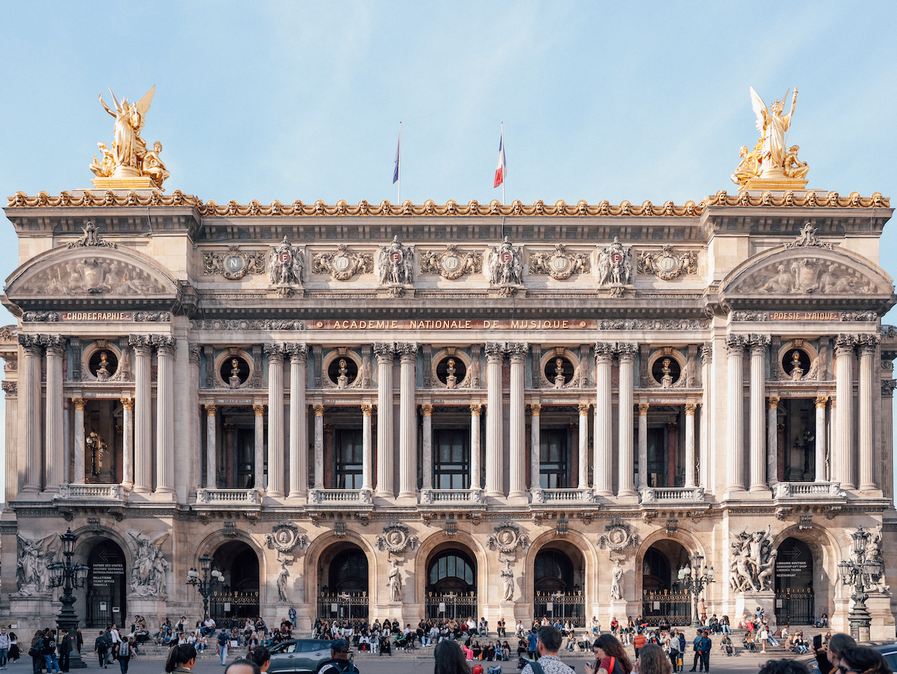 La facade principale du Palais Garnier - Paris - France