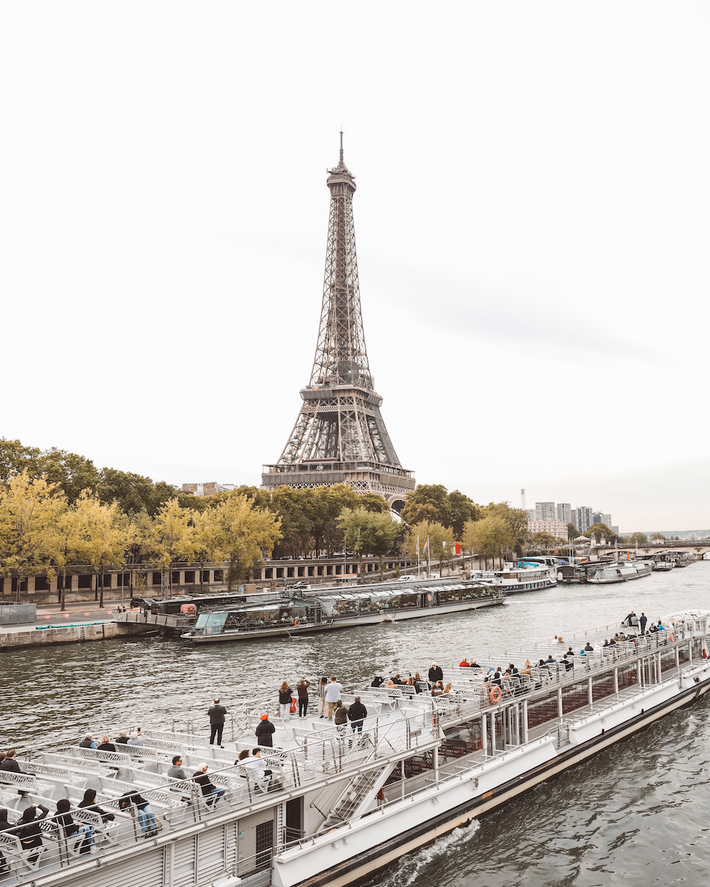 La tour Eiffel vue depuis l'autre côté de la Seine - Paris - France