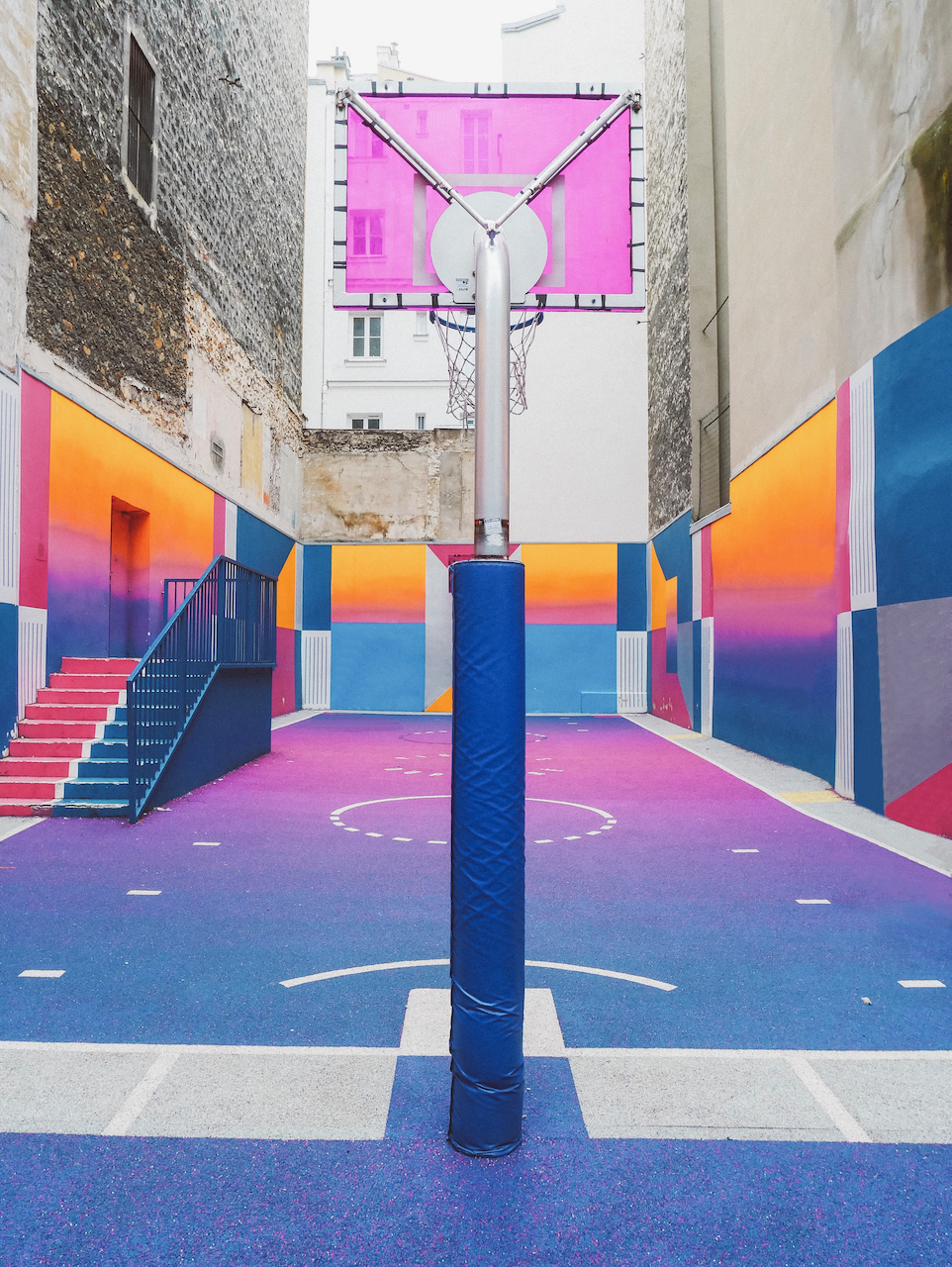 Le terrain de basketball coloré Duperré à Pigalle - Paris - France