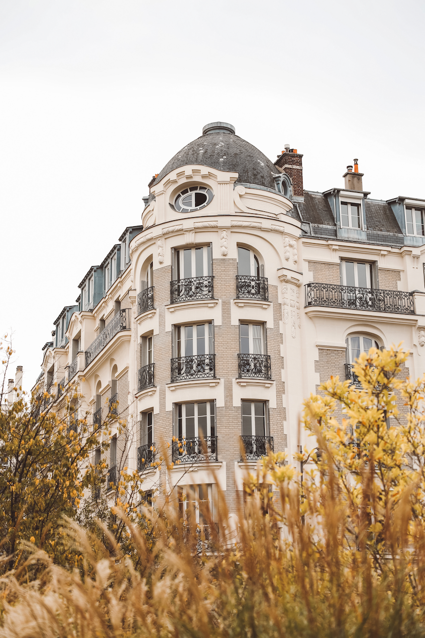 Immeuble parisien typiques avec ses toits bleus - Paris - France